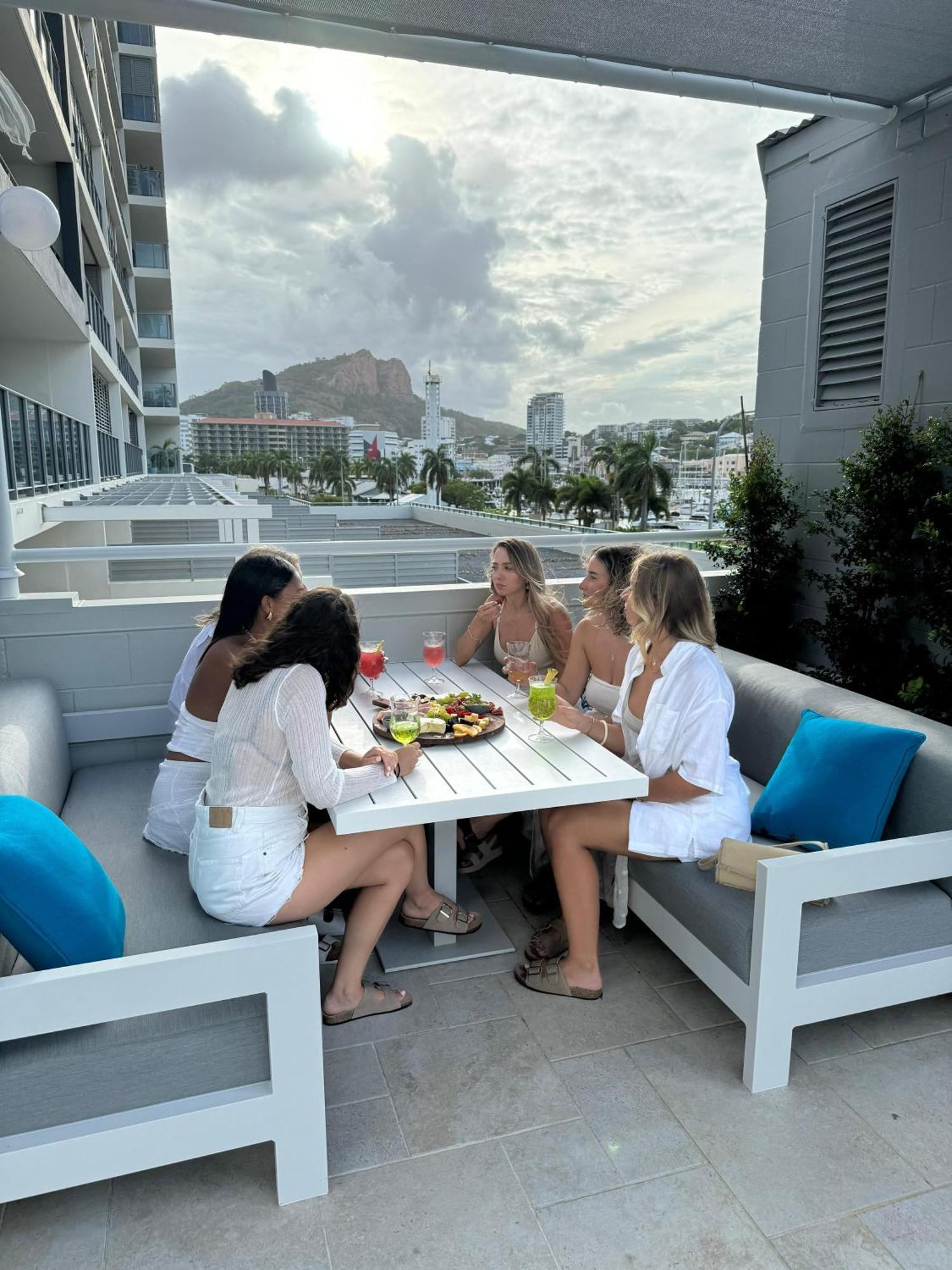 Belmoral Corporate Suites (Adults Only) Таунсвіль Екстер'єр фото